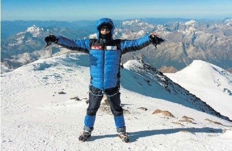 Piotr Pytlos (na zdjęciu) wraz ze swoim kolegą Jędrzejem Banasikiem zdobył Elbrus na Kaukazie.