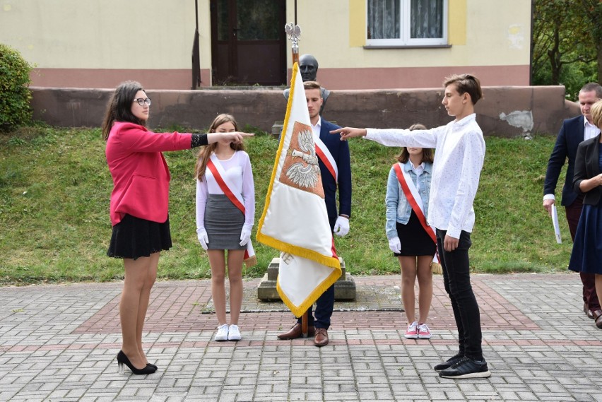 Uczniowie pierwszych klas Zespołu Szkół Ponadpodstawowych w Stąporkowie złożyli szkolną przycięgę [ZDJĘCIA]