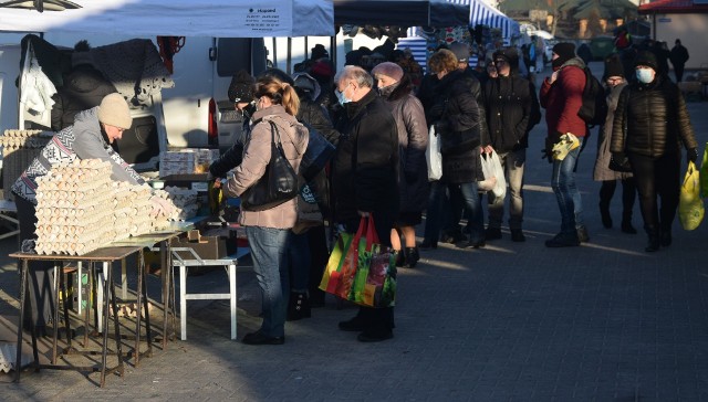 Kilka stopni mrozu nie odstraszyło handlujących i kupujących w sobotni poranek, 8 stycznia na miejskim targu w Szydłowcu. Największym zainteresowaniem cieszyły się tradycyjnie artykuły spożywcze, warzywa i owoce. Zobacz zdjęcia&gt;&gt;&gt;