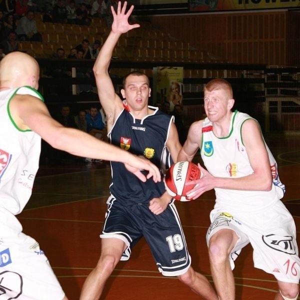 Koszykarze Siarki Tarnobrzeg (z piłką Michał Rabka) nie zawiedli swoich kibiców, pokonując we własnej hali Żubry Białystok.
