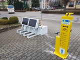 Niepozorna ławeczka i żółty słupek stanęły w centrum Lubniewic. Ułatwią życie rowerzystom