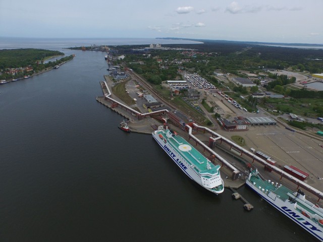 Port Szczecin-Świnoujście jako pierwszy w nowej perspektywie unijnejEfektami realizacji projektu po stronie polskiej będzie wybudowanie infrastruktury portowej do obsługi dużych promów oraz świadczenie nowego rodzaju usług przeładunkowych przy udziale transportu kolejowego.