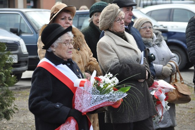 Wśród uczestników środowego wydarzenia w Parku Niepodległości w Szydłowcu była Zofia Liszka (na pierwszym planie), prezes zarządu miejscowego koła Związku Kombatantów i Byłych Więźniów Politycznych.