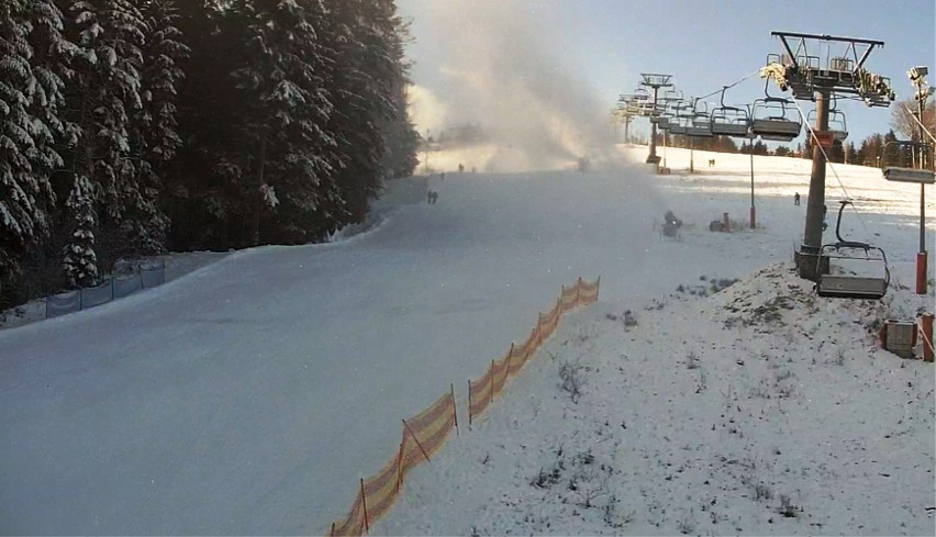 Tysiące turystów w Beskidach korzystały z bajecznej pogody. Zjazdy na sankach zastąpiły narty