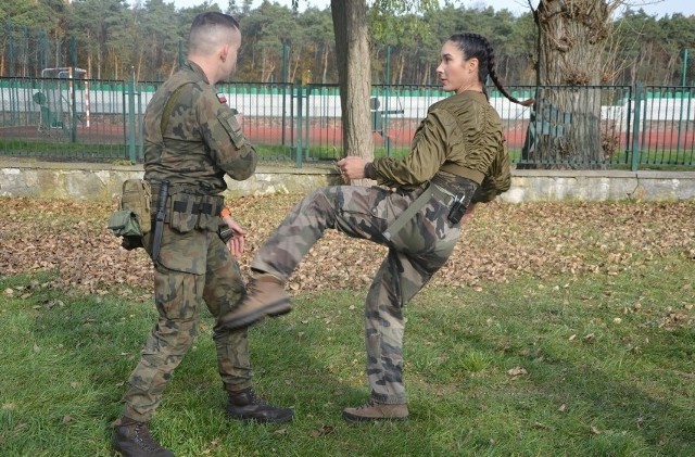 Wojskowi instruktorzy za darmo nauczą kobiety jak radzić sobie w sytuacjach zagrożenia. Szkolenia odbędzie się w weekendy.