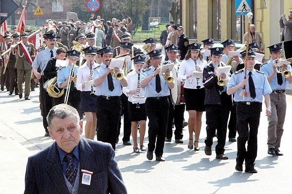 Na trasie przemarszu ulicą Partyzantów we Włoszczowie przygrywała orkiestra dęta Ochotniczej Straży Pożarnej z Konieczna pod batutą Rafała Bednarczyka.