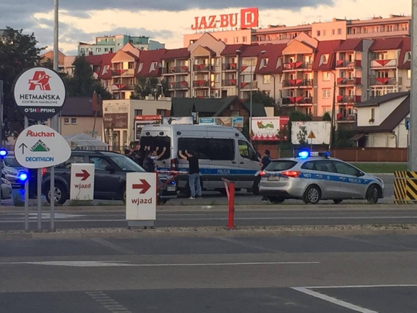 Bójka przy Auchan. Na parkingu przy galerii handlowej na Hetmańskiej pobili się młodzi ludzie 