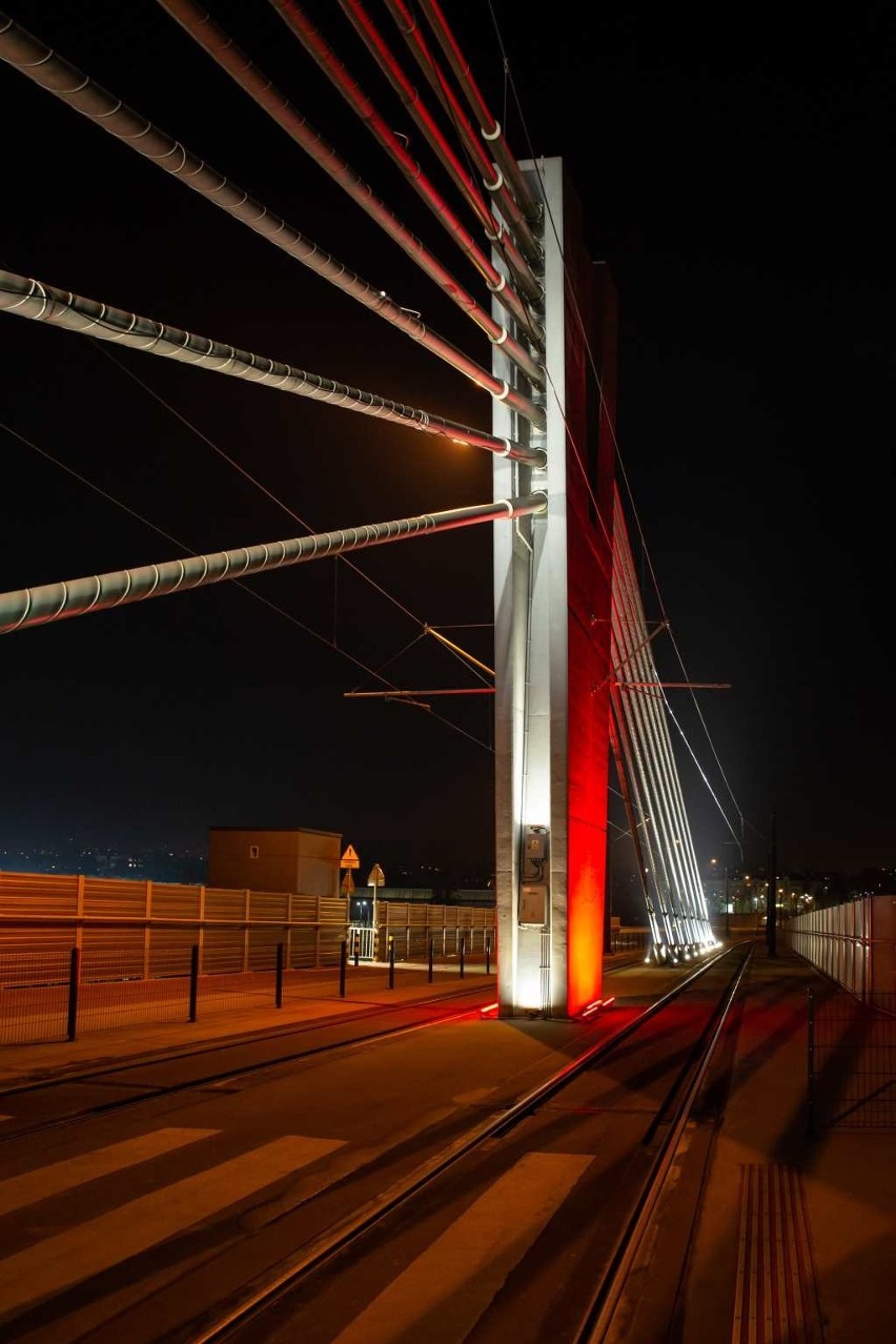 Kraków. Kładka Bernatka oraz estakada tramwajowa Lipska-Wielicka zaświeciły na biało-czerwono [ZDJĘCIA]