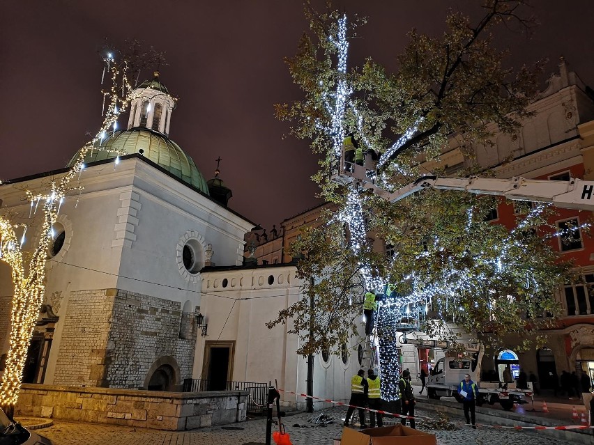 Kraków. Na krakowskim Rynku instalują iluminacje i dekoracje świąteczną [ZDJĘCIA] 