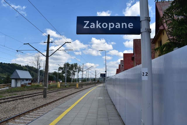 Tymczasowy dworzec kolejowy w Zakopanem na razie stoi pusty - pociągi tam nie dojeżdżają. Turystów wożą autobusy, ale te nie odjeżdżają stamtąd.