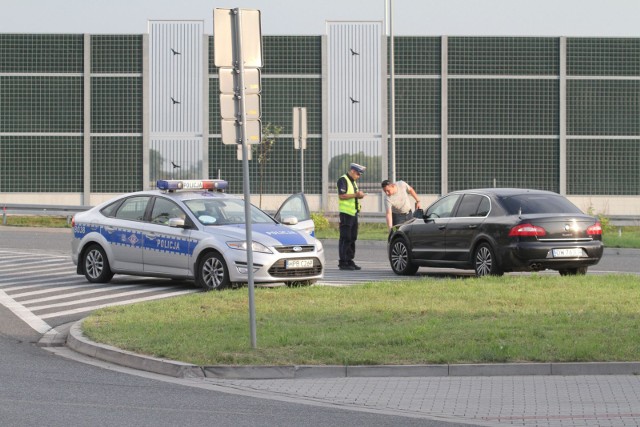 Po polskich drogach jeździ około 6,5 mln aut służbowych. Niemal 9 na 10 kierowców tych samochodów przekracza prędkość w terenie zabudowanym – wynika z raportu Cartrack. Dane Komendy Głównej Policji pokazują z kolei, że najwięcej wypadków samochodowych w 2017 r. miało miejsce w piątki, kiedy spieszymy się z pracy na zasłużony weekendowy odpoczynek.ZOBACZ NA KOLEJNYCH SLAJDACH WIĘCEJ INFORMACJI NA TEMAT TEGO, JAK JEŹDZIMY SŁUŻBOWYMI SAMOCHODAMI