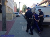 Dźgając nożem usiłował zabić swoją konkubinę. Powstrzymali go policjanci