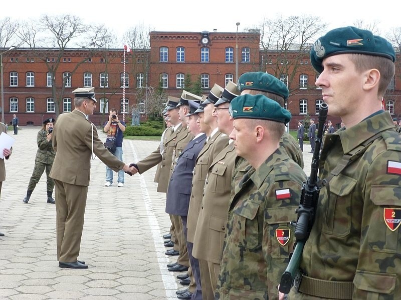 Odznakę Pamiątkową 2. Pułku Inżynieryjnego otrzymali: płk...