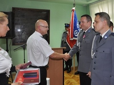 Awanse wręczył podwładnym komendant powiatowy mł. insp. Sławomir Kaczmarek.