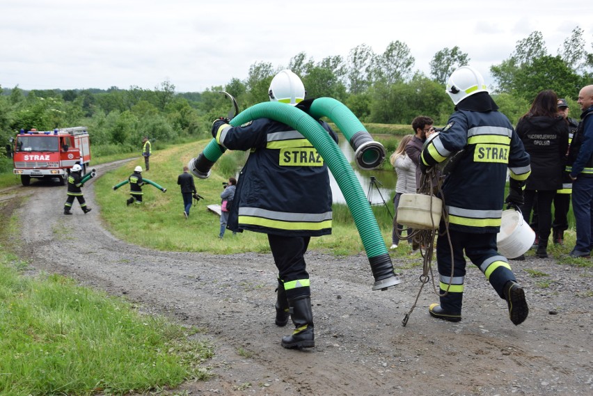 Strażacy z Prudnika ćwiczyli gaszenie pożaru lasu. Pomagał im helikopter