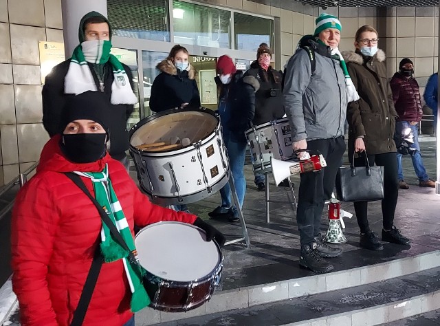 Kibice Zastalu Zielona Góra pojawili się przed halą CRS ponad dwie godziny przed rozpoczęciem poniedziałkowego pojedynku ligi VTB