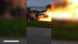 Pożar auta. Kierowcy pomogli kobiecie (video) 