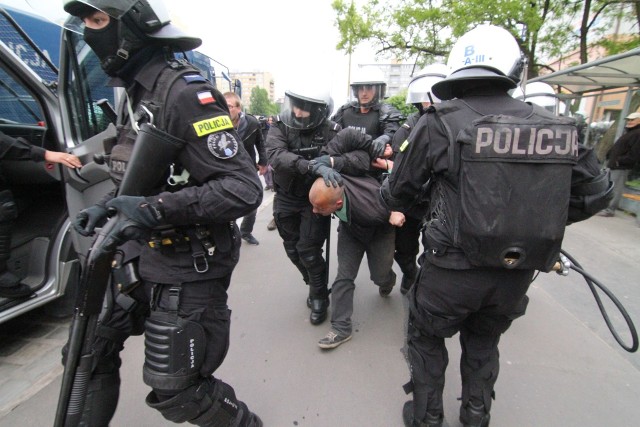 Policjanci z Oddziału Prewencji Policji w Katowicach mają kamerki, którymi nagrywają interwencje