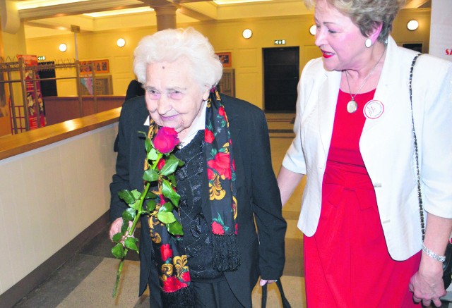 Mimo sędziwego wieku, kapitan Maria Eleonora Mirecka-Loryś aktywnie wspiera Polaków na Kresach, gdzie jeździ kilka razy do roku. Zawsze można ją spotkać w sierpniu na uroczystościach pod Zadwórzem koło Lwowa, gdzie walczył brat pani Marii, ksiądz Bronisław Marecki - jako jeden z 12 osób ocalały w walce w 1920 roku. Dodatkowo przynajmniej raz w roku lata do Chicago, gdzie mieszkają jej dzieci i wnuczęta.