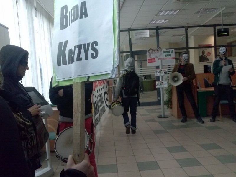 Protest anarchistów w banku WBK w Poznaniu