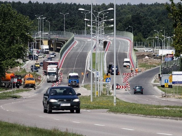 Estakada nad trasą wylotową na Augustów. Od czwartku zamiast skręcać w prawo i wjeżdżać na rondo, osoby chcące jechać w stronę Bacieczek będą mogły jechać prosto.