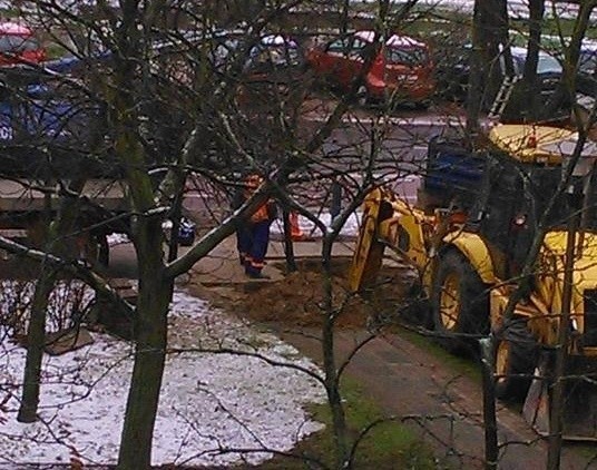 Ul. Chrobrego: Pęknięta rura. Mieszkańcy czterech bloków nie mieli wody