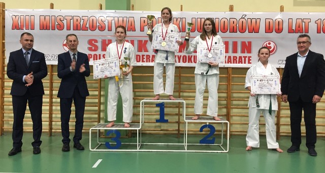 Patrycja Przygodzka (na najwyższym stopniu podium) sięgnęła w Mielcu po mistrzostwo Polski w konkurencji kata.