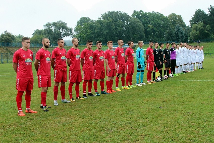 Zacięty mecz na inaugurację IV ligi świętokrzyskiej w Skarżysku-Kamiennej. Granat urwał punkty faworytowi z Buska-Zdroju