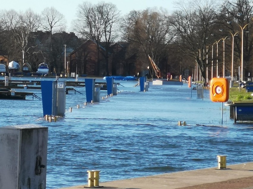 Sztorm w Świnoujściu. Bałtyk zatopił plażę oraz nabrzeża wysp. Takiej sytuacji nie było tu już dawno [ZDJĘCIA]