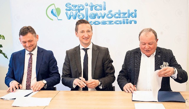 Swoje podpisy pod umową złożyli  (od lewej) wicemarszałek Tomasz Sobieraj, marszałek Olgierd Geblewicz  oraz dyrektor Andrzej Kondaszewski. 