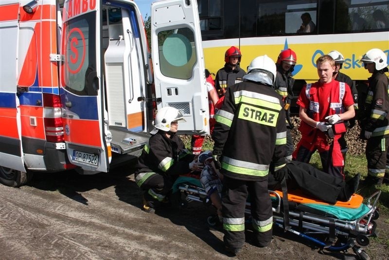 Wypadek w Komprachcicach. Auto zderzylo sie z szynobusem