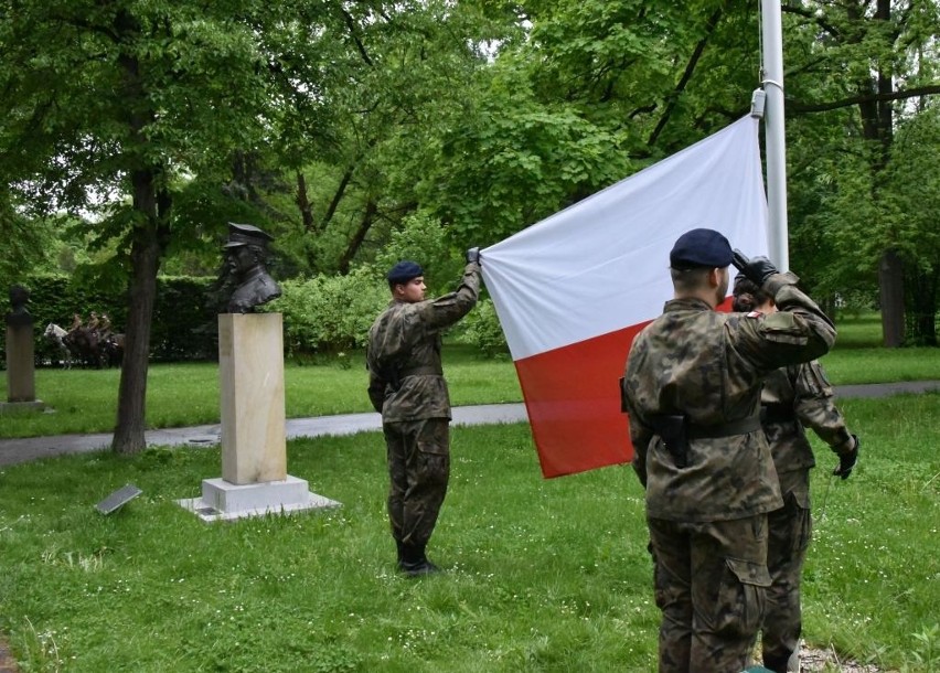 Kraków. Obchody 73. rocznicy śmierci rotmistrza Witolda Pileckiego. Pod pomnikiem złożono kwiaty [ZDJĘCIA]