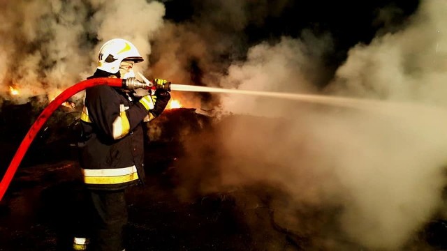 Pożar odpadów gumowych na byłym poligonie w Łambinowicach.