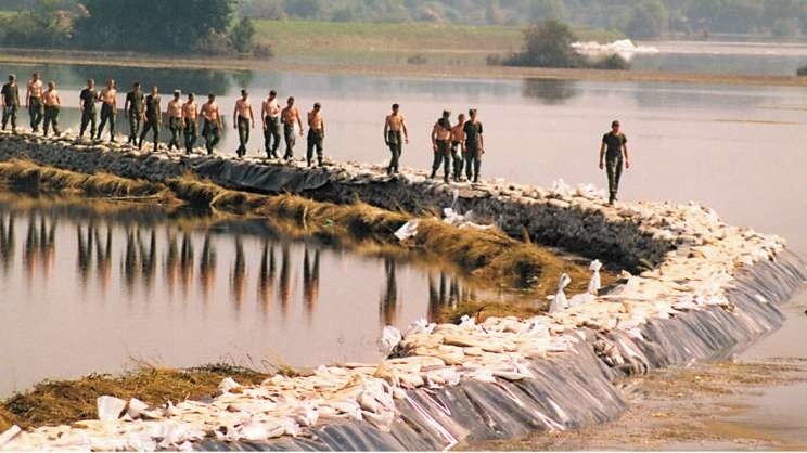 Opole 1997. Trzeci tydzień powodzi. Odbudowa przerwanego...