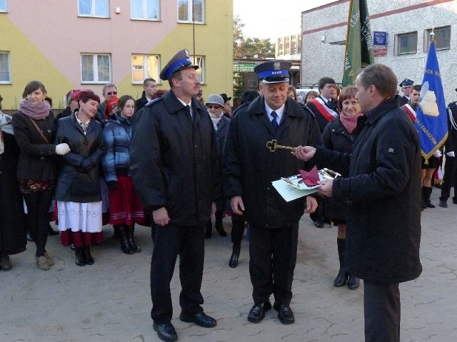 Największy z kluczy dostał się policji, komendantowi posterunku w Ćmielowie Piotrowi Deroniowi oraz kierownikowi bałtowskiego komisariatu w Bałtowie Andrzejowi Wolakowi