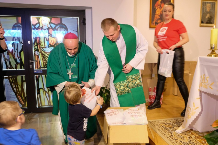 Lubelski Caritas rozdał prezenty dzieciom w szpitalach. Zdjęcia