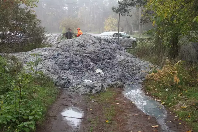 Odpady przy parkingu w Lisowie ktoś wyrzucił w nocy ze środy na czwartek. Są, jak wstępnie ustalono, pochodzenia garbarskiego. Drogowcy zagrodzili do nich dostęp od strony placu postojowego.