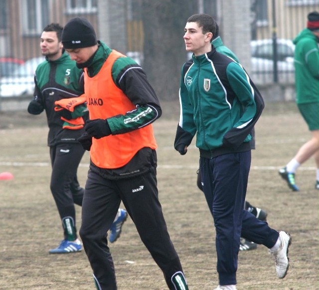 Piłkarze Stali Stalowa Wola (od lewej: Przemysław Żmuda, Michał Kachniarz, Dawid Komada) wznawiają w poniedziałek treningi po świąteczno-noworocznej przerwie.