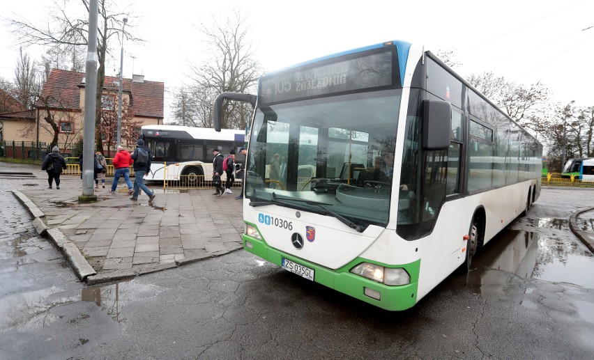 Z autobusu na tramwaj nie zdążysz z przesiadką. Pasażerowie liczą na lepsze skomunikowanie    