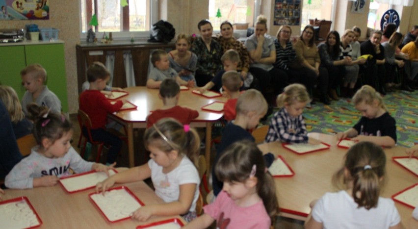 W Przedszkolu Marzeń w Klwowie zaprezentowano dzieciom i ich...