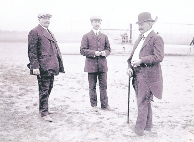 Pierwszy po lewej to prof. Hugo Hergesell. Pośrodku stoi Orville Wright. Trzecim dżentelmenem jest kapitan Richard von Kehler. W tle stoi produkowany produkowany przez braci Wright samolot "Model A". Zdjęcie powstało w 1909 r. w Berlinie, na polu wzlotów, które później stało się słynnym lotniskiem Tempelhof