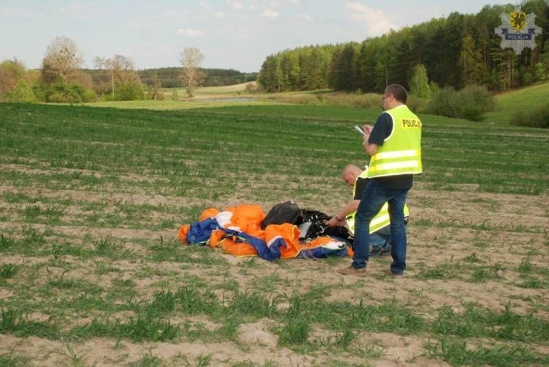 Paralotniarz spadł z wysokości kilkudziesięciu metrów w Wielu. Trafił do szpitala
