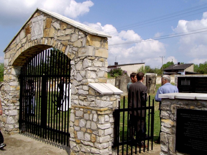 W Wąchocku jest dobrze zachowany cmentarz żydowski- kirkut