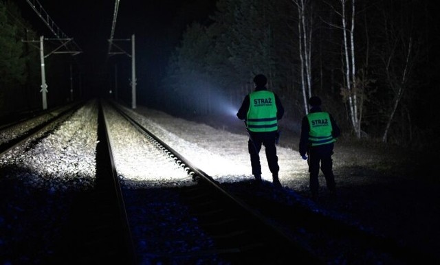 W pobliżu torów kolejowych na szlaku Zabrze Makoszowy – Mizerów w zaroślach została znaleziona 60-letnia kobieta. Według relacji Służby Ochrony Kolei miała skrępowane ręce. Policyjne ustalenia są jednak nieco inne...