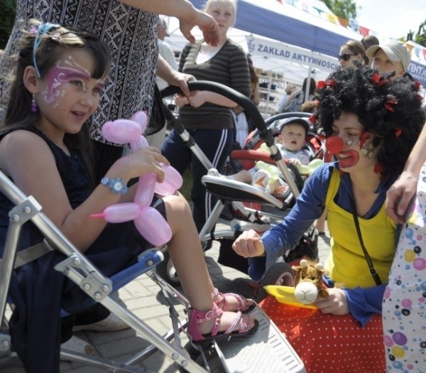 Fantazyjne makijaże i spotkanie z clownem wzbudzały zachwyt dzieci.