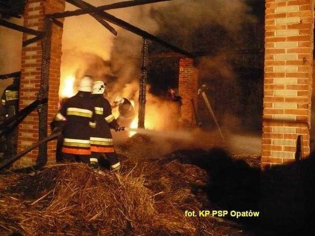 Strażacy dogaszają pożar stodoły w miejscowości Dorotka.