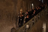 Podziemna Droga Krzyżowa w Wieliczce. W modlitwie uczestniczyło ponad 100 górników [ZDJĘCIA]