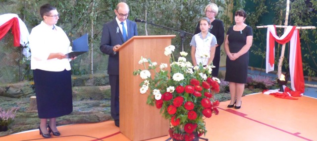 Akt nadania szkole imienia Batalionów Chłopskich przekazali przewodniczący Rady Gminy Kazimierz Warszawa i wójt Czarnocina Maria Kasperek.