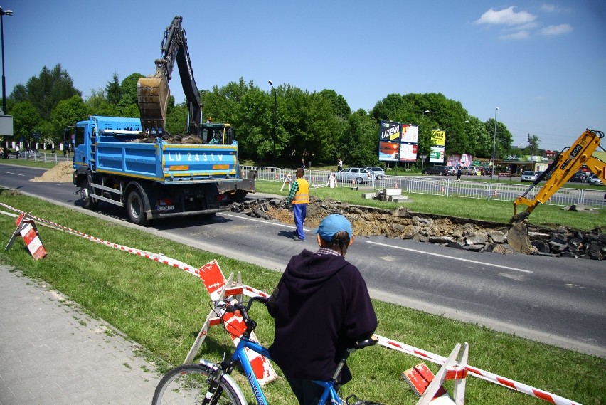 Zapadła się jezdnia na ul. Choiny. Ulica zamknięta, autobusy jeżdżą objazdami (FOTO)