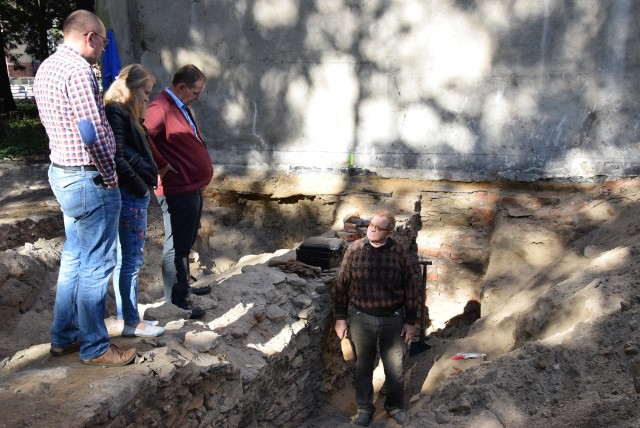 Mury i fundamenty starej świątyni, a także szczątku ludzkie  odkryto przy zabytkowej kaplicy św. Piotr i Pawła w Kluczborku.